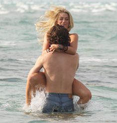 Секси Джулианна Хаф в бикини на съемках в Майами фото #60