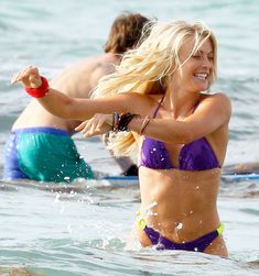 Секси Джулианна Хаф в бикини на съемках в Майами фото #73