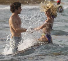 Секси Джулианна Хаф в бикини на съемках в Майами фото #76