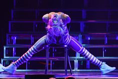 Джулианны Хаф выступает в соблазнительном наряде фото #6