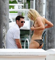 Сексуальная Джулианна Хаф в бикини на отдыхе в Майами фото #7