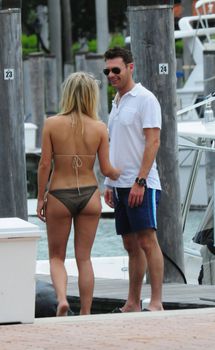 Сексуальная Джулианна Хаф в бикини на отдыхе в Майами фото #10