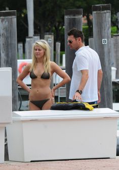 Сексуальная Джулианна Хаф в бикини на отдыхе в Майами фото #12