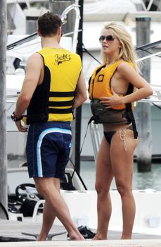 Сексуальная Джулианна Хаф в бикини на отдыхе в Майами фото #17