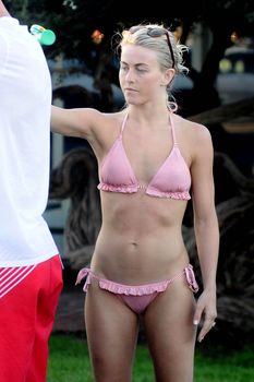 Джулианна Хаф в розовом бикини на велосипеде в Манхэттен-Бич фото #1