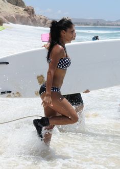 Спортивное тело Николь Шерзингер в купальнике фото #11