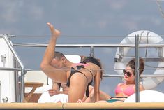 Николь Шерзингер в черном бикини на яхте фото #1