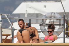 Николь Шерзингер в черном бикини на яхте фото #8