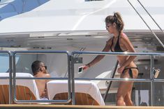 Николь Шерзингер в черном бикини на яхте фото #13