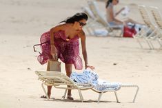 Соблазнительная Николь Шерзингер загорает на пляже в Гонолулу фото #5