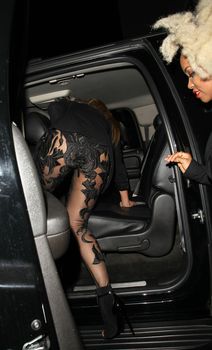 Попа Николь Шерзингер покидает ночной клуб Warwick фото #4