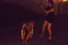 Николь Шерзингер раставила ноги на столе