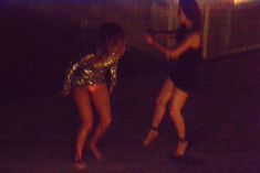 Николь Шерзингер раставила ноги на столе