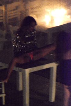 Николь Шерзингер раставила ноги на столе