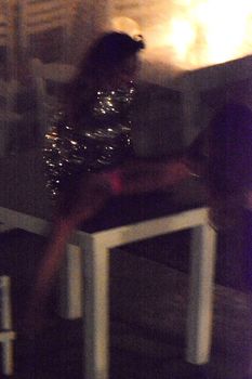 Николь Шерзингер раставила ноги на столе