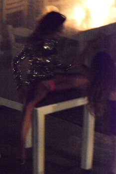 Николь Шерзингер раставила ноги на столе