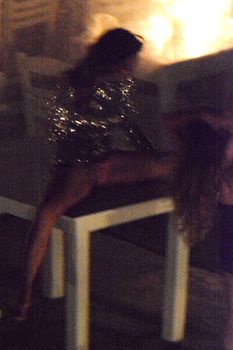 Николь Шерзингер раставила ноги на столе