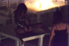 Николь Шерзингер раставила ноги на столе