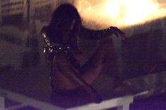 Николь Шерзингер раставила ноги на столе