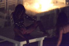 Николь Шерзингер раставила ноги на столе