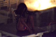 Николь Шерзингер раставила ноги на столе