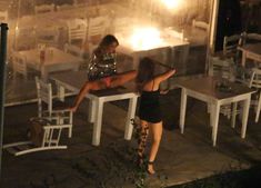 Николь Шерзингер раставила ноги на столе