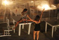 Николь Шерзингер раставила ноги на столе