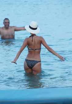 Голый сосок Николь Шерзингер на пляже в Миконосе фото #9