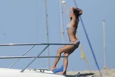 Горячая Николь Шерзингер отдыхает на Ибице фото #3