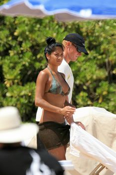 Сексуальная Николь Шерзингер на пляже в Гавайях фото #1