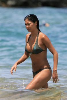 Сексуальная Николь Шерзингер на пляже в Гавайях фото #12