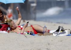 Хайден Панеттьери в красном бикини на пляже Малибу фото #36