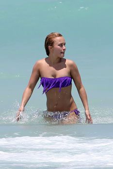 Фигура Хайден Панеттьери в бикини на пляже в Майами фото #3