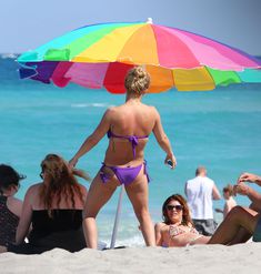 Фигура Хайден Панеттьери в бикини на пляже в Майами фото #23