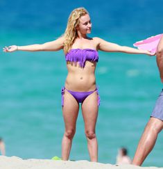 Фигура Хайден Панеттьери в бикини на пляже в Майами фото #38