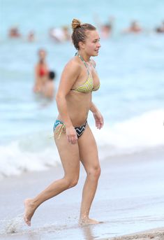 Сексуальное тело Хайден Панеттьери в бикини на пляже Майами фото #10