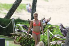 Хайден Панеттьери в розовом бикини на пляже в Гавайях фото #5