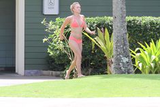 Хайден Панеттьери в розовом бикини на пляже в Гавайях фото #11