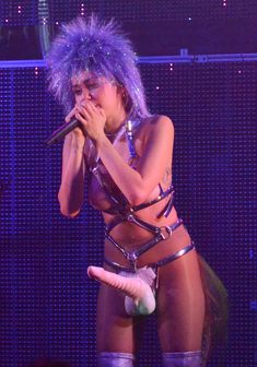 Развратная Майли Сайрус с фалосом на сцене фото #3