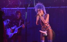 Развратная Майли Сайрус с фалосом на сцене фото #4