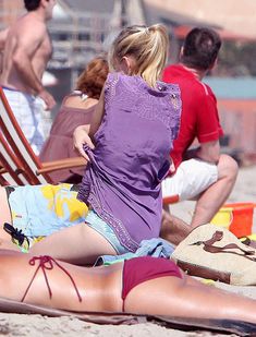 Кристен Белл загорает на пляже в Малибу