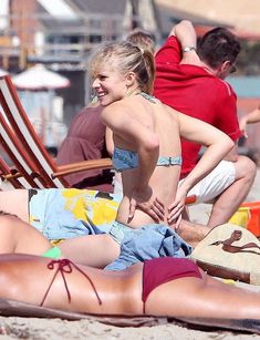 Кристен Белл загорает на пляже в Малибу