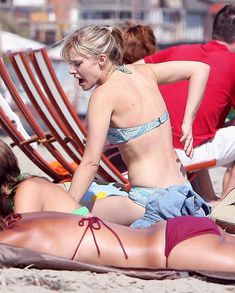 Кристен Белл загорает на пляже в Малибу