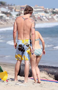 Кристен Белл загорает на пляже в Малибу