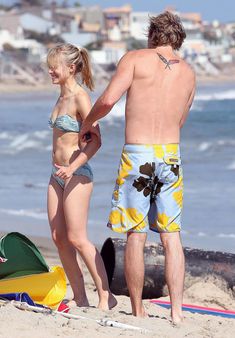 Кристен Белл загорает на пляже в Малибу