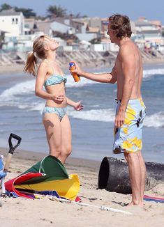 Кристен Белл загорает на пляже в Малибу