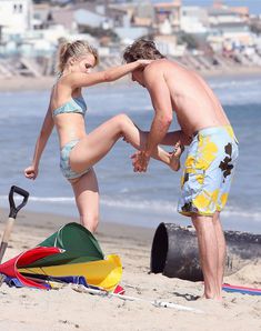 Кристен Белл загорает на пляже в Малибу