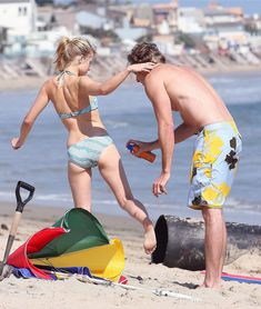 Кристен Белл загорает на пляже в Малибу