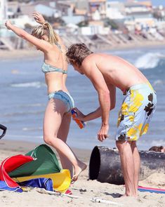 Кристен Белл загорает на пляже в Малибу