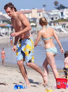 Кристен Белл загорает на пляже в Малибу